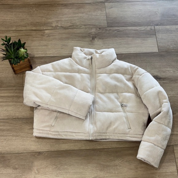 La Coalition Jackets & Blazers - Coalition Cropped Cream Puffer Jacket – Size Medium – Excellent Condition